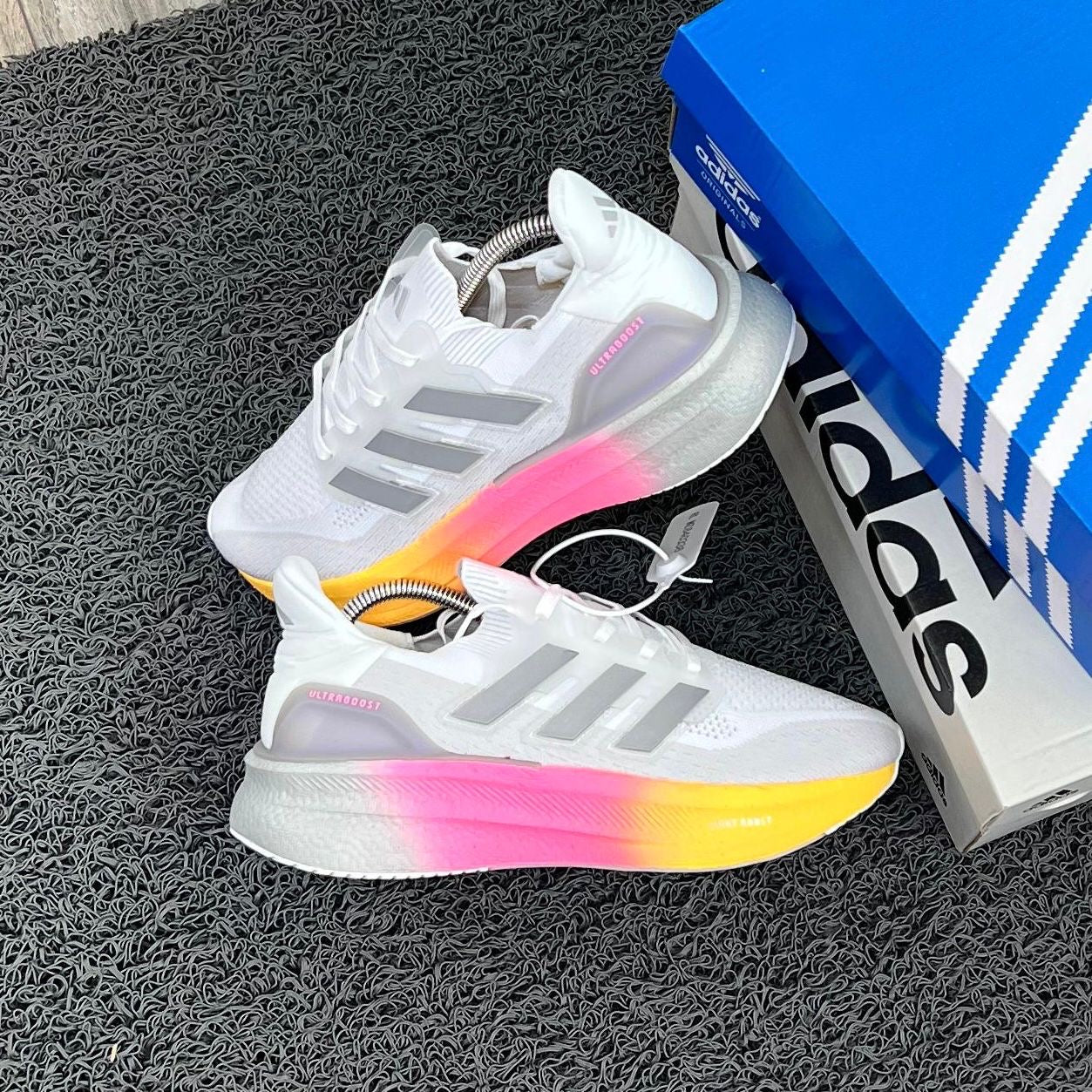ADIDAS ULTRABOOTS BLANCO SUELA MULTICOLOR