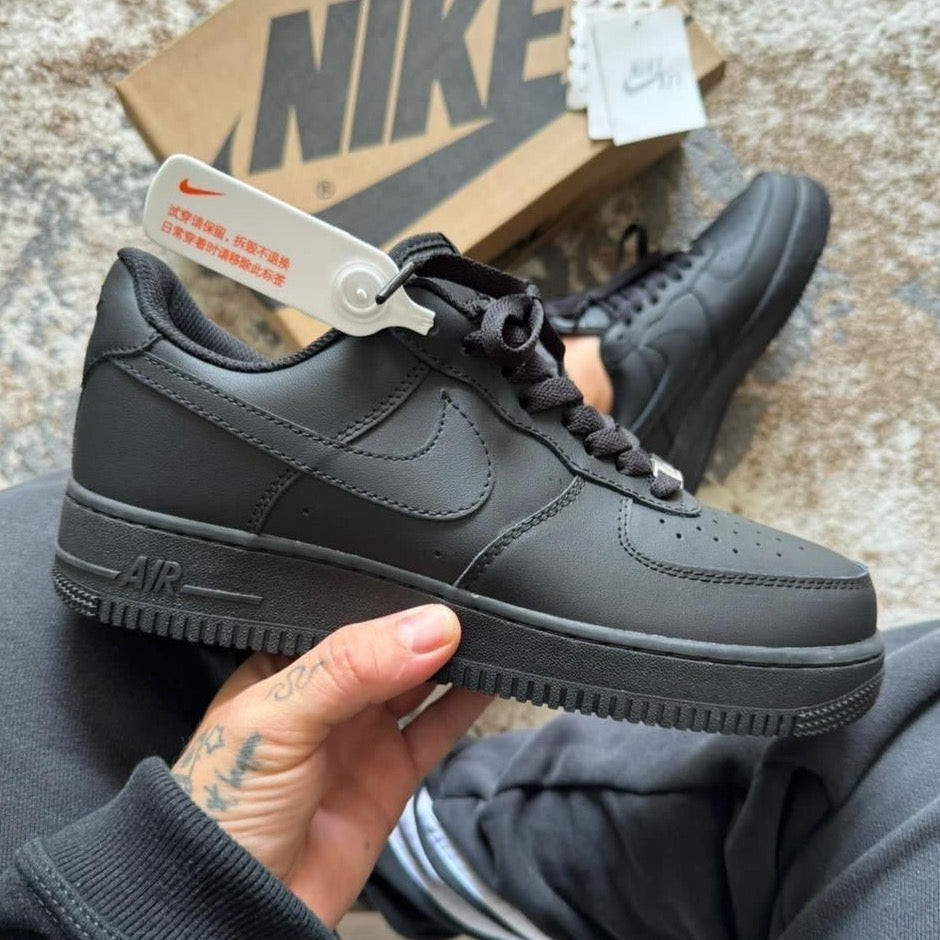 AIR FORCÉ ONE CLÁSICOS NEGRO AF1