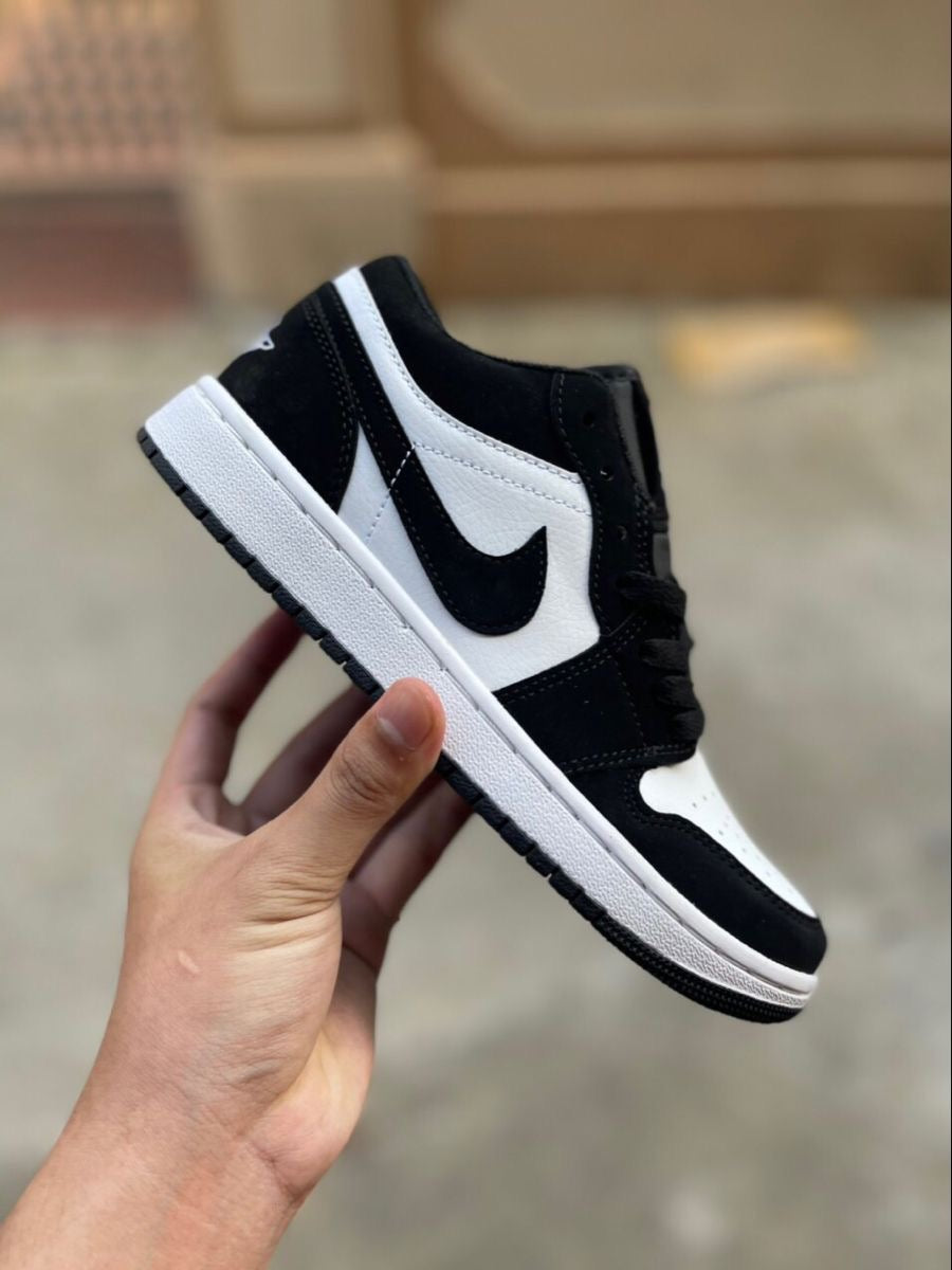JORDAN RETRO 1 LOW BLANCO NEGRO GAMUZA