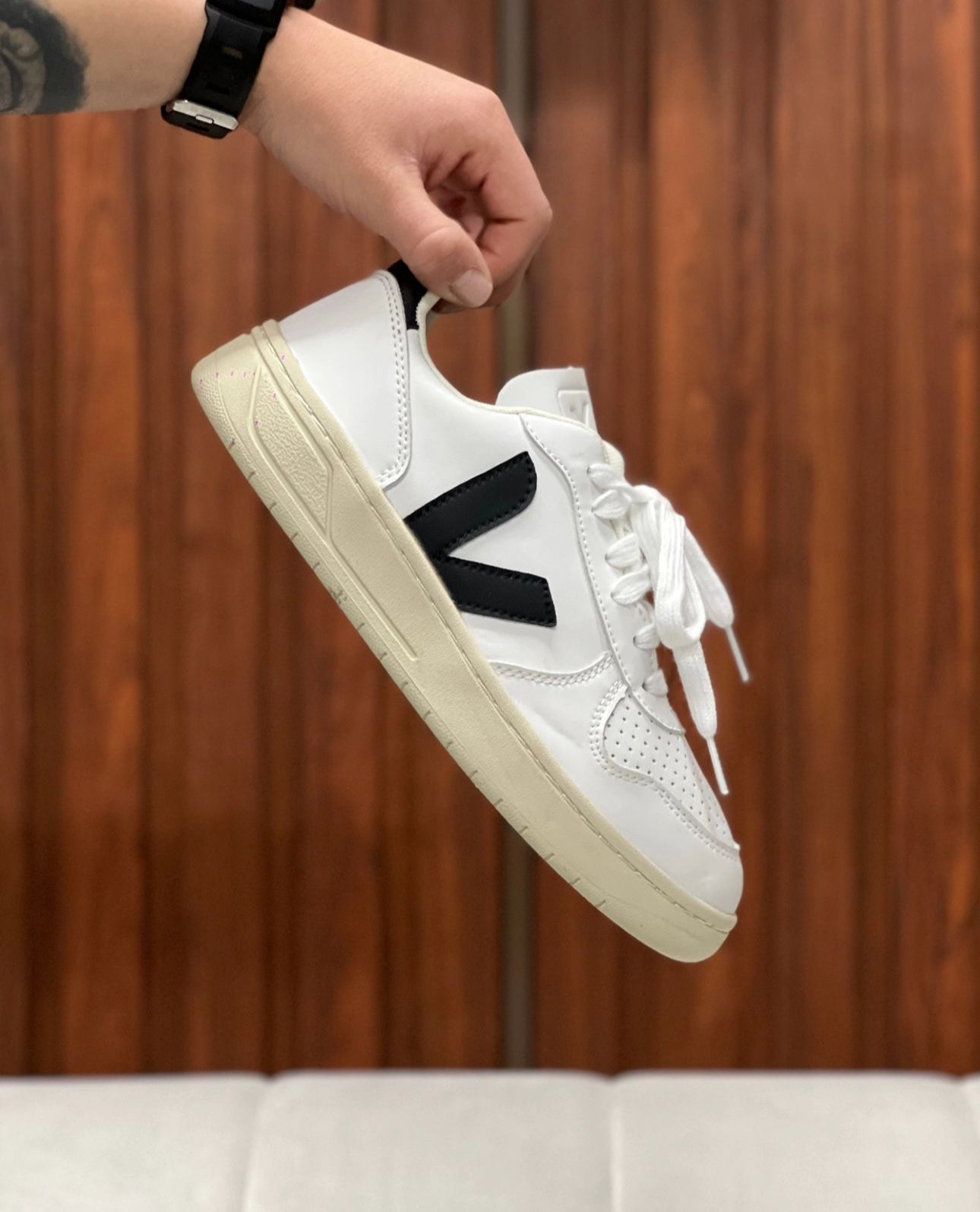 VEJA BLANCO LOGO NEGRO