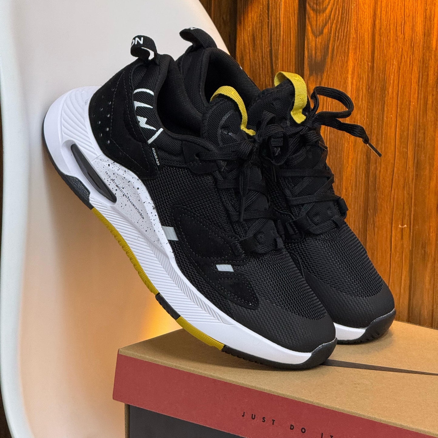 JORDAN AIR CADENCE NEGROS Y BLANCOS A