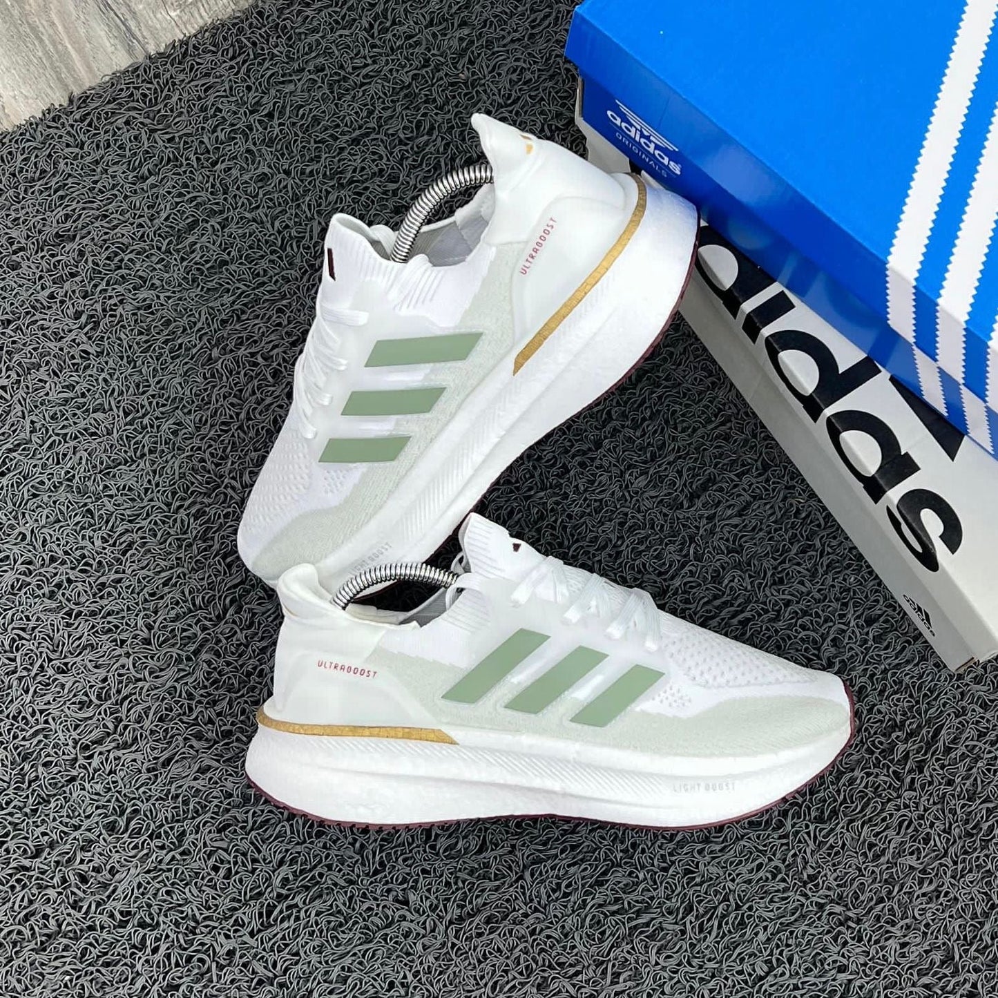 ADIDAS ULTRABOOTS BLANCO DETALLE CAFE