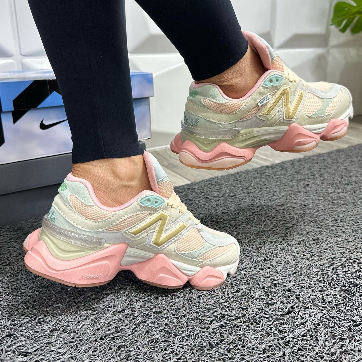NEW BALANCE BEIGE / CORAL