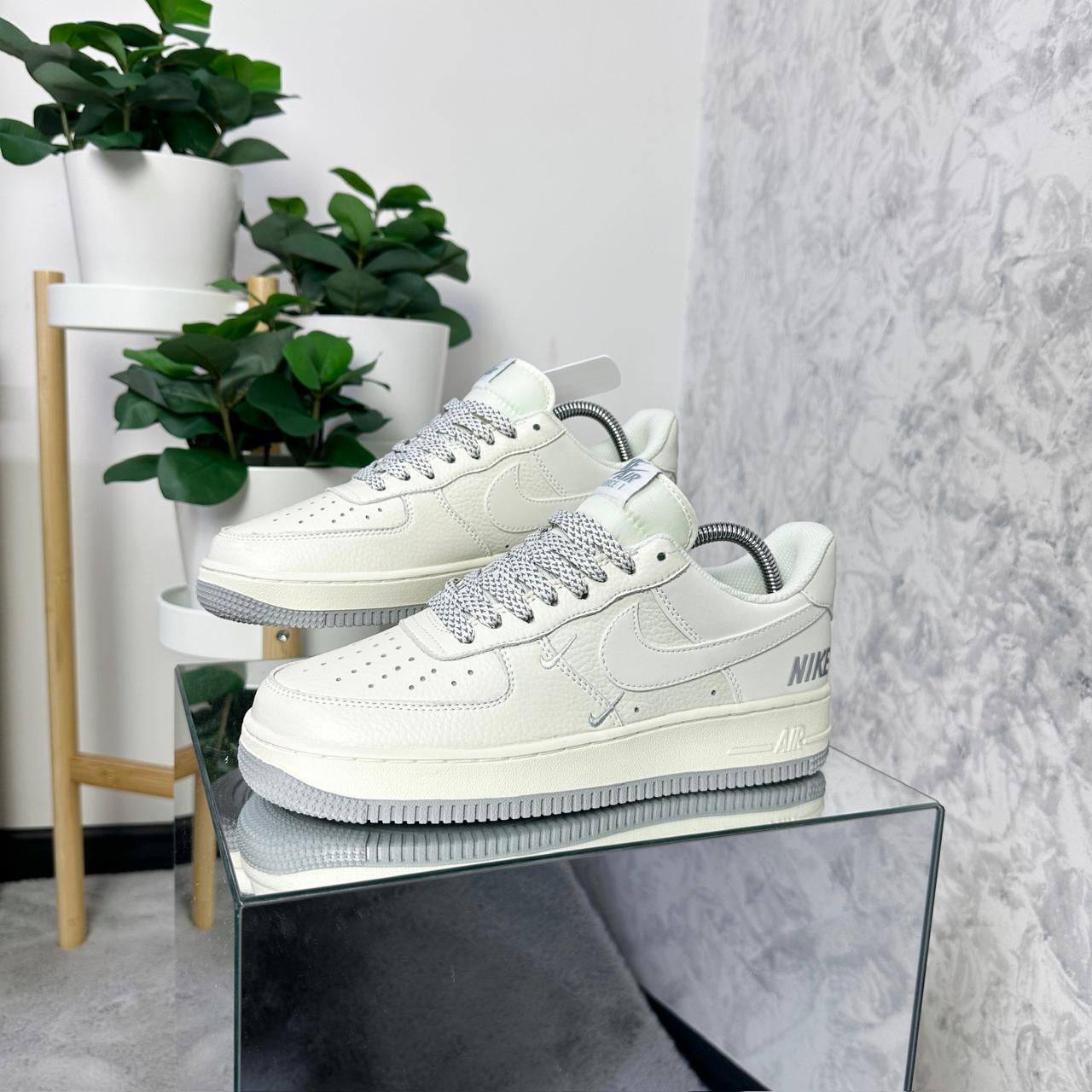 AIR FORCE ONE BEIGE AND GREY