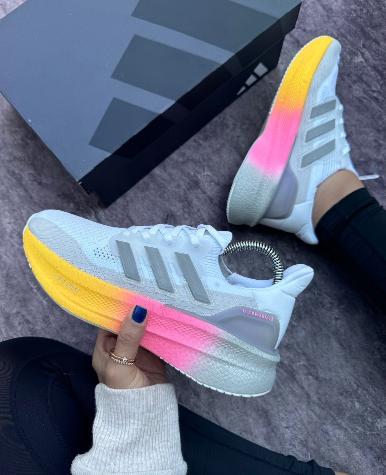 ADIDAS ULTRABOOTS BLANCO SUELA MULTICOLOR