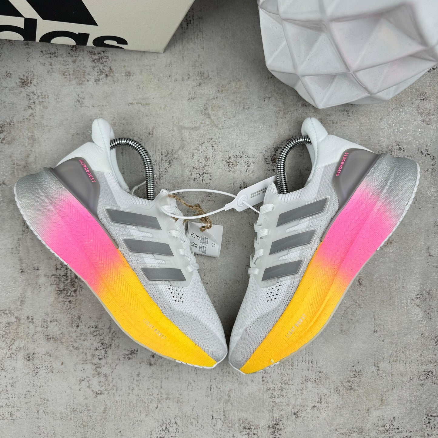 ADIDAS ULTRABOOTS BLANCO SUELA MULTICOLOR