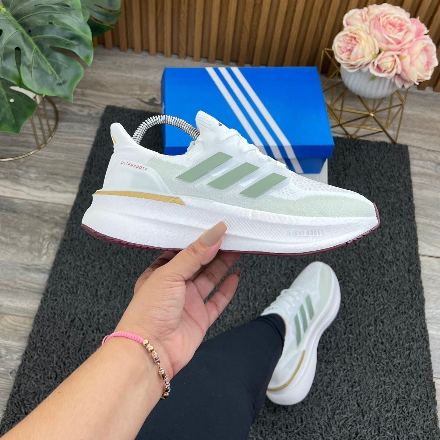 ADIDAS ULTRABOOTS BLANCO DETALLE CAFE