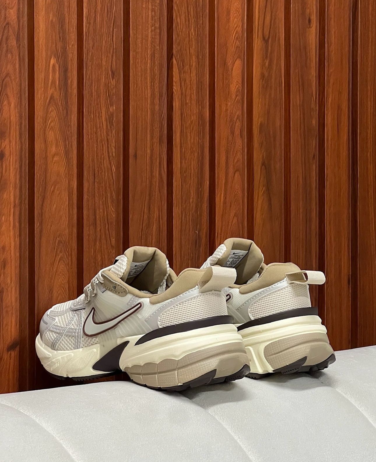 NIKE VOMERO V2K GRIS CAFE
