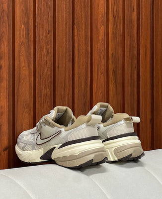 NIKE VOMERO V2K GRIS CAFE