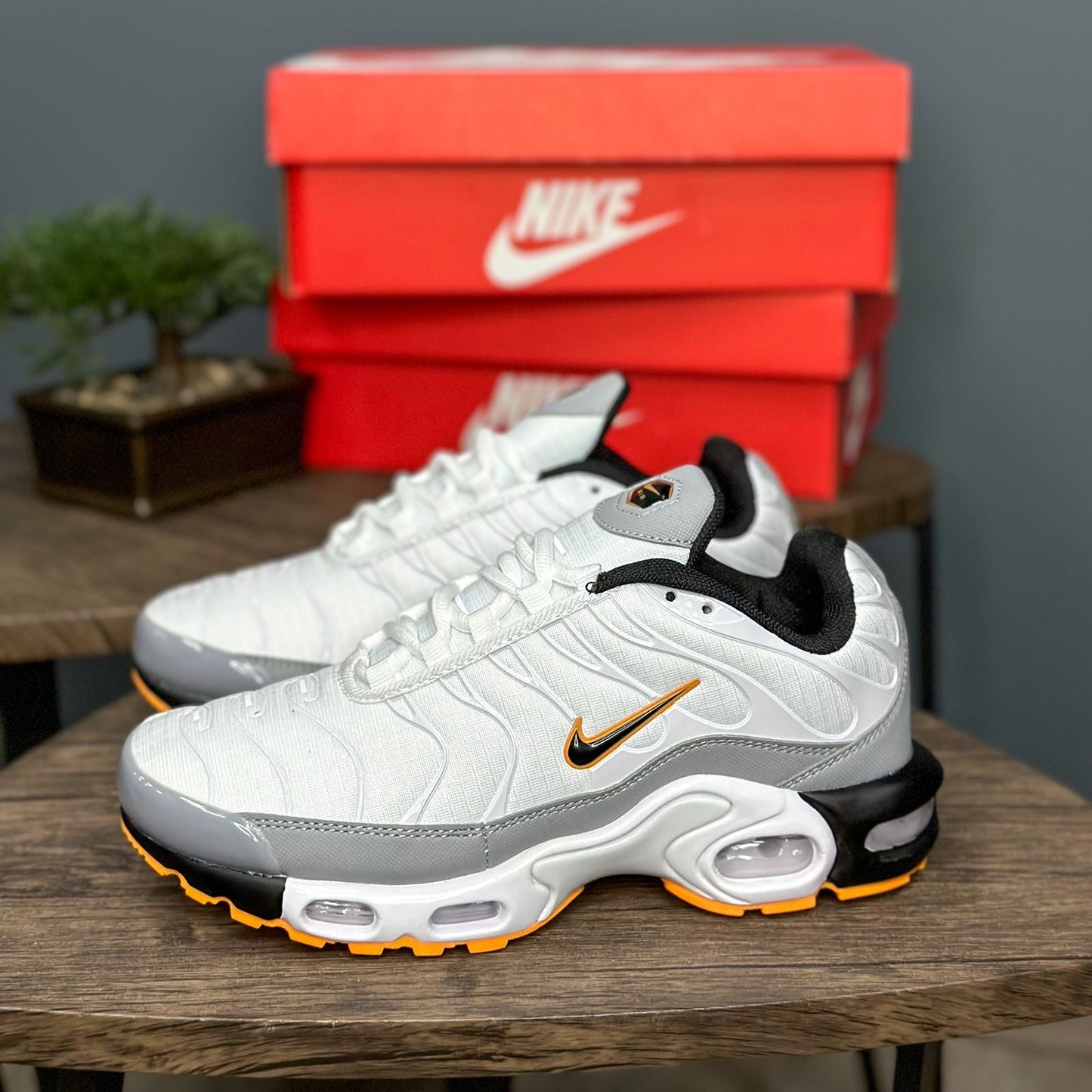 NIKE TN BLANCO LOGO AMARILLO