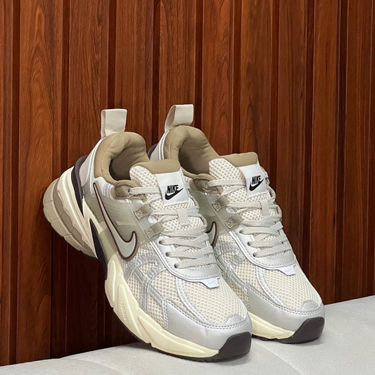 NIKE VOMERO V2K GRIS CAFE