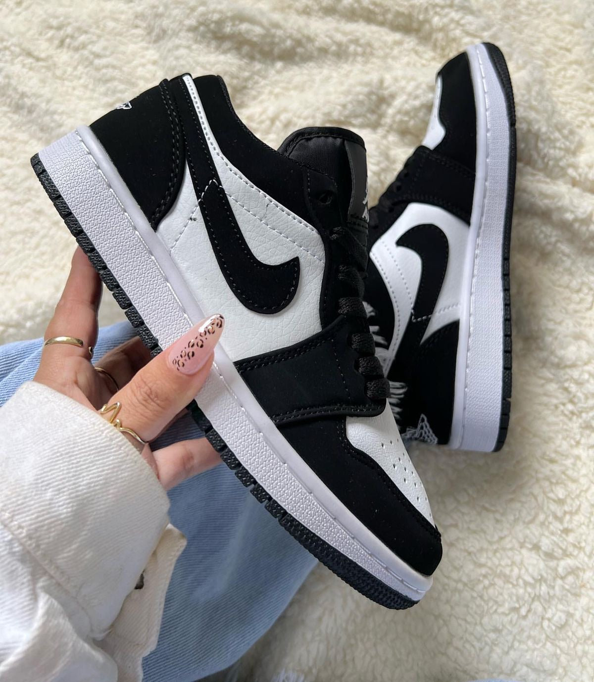 JORDAN RETRO 1 LOW BLANCO NEGRO GAMUZA
