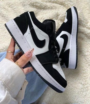 JORDAN RETRO 1 LOW BLANCO NEGRO GAMUZA