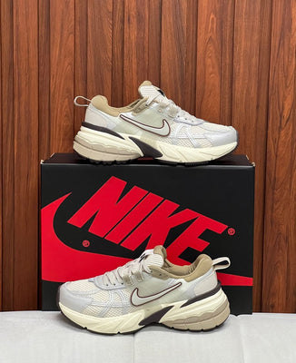 NIKE VOMERO V2K GRIS CAFE