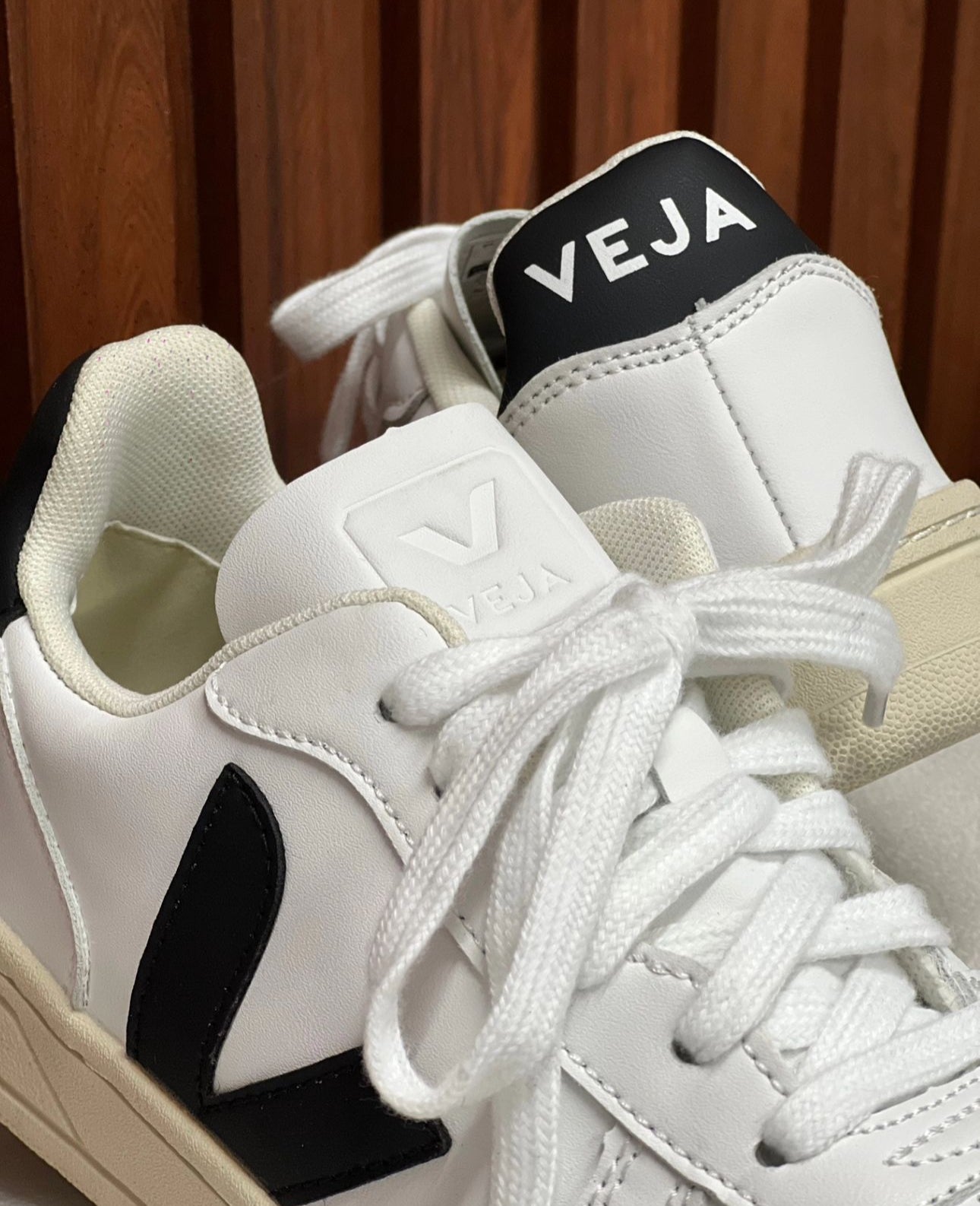 VEJA BLANCO LOGO NEGRO