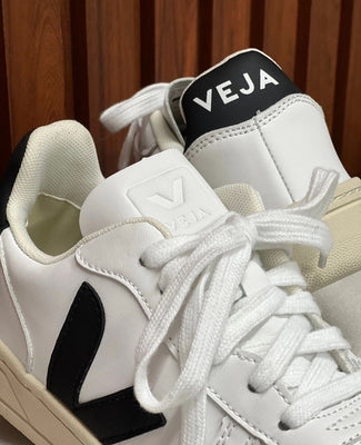 VEJA BLANCO LOGO NEGRO