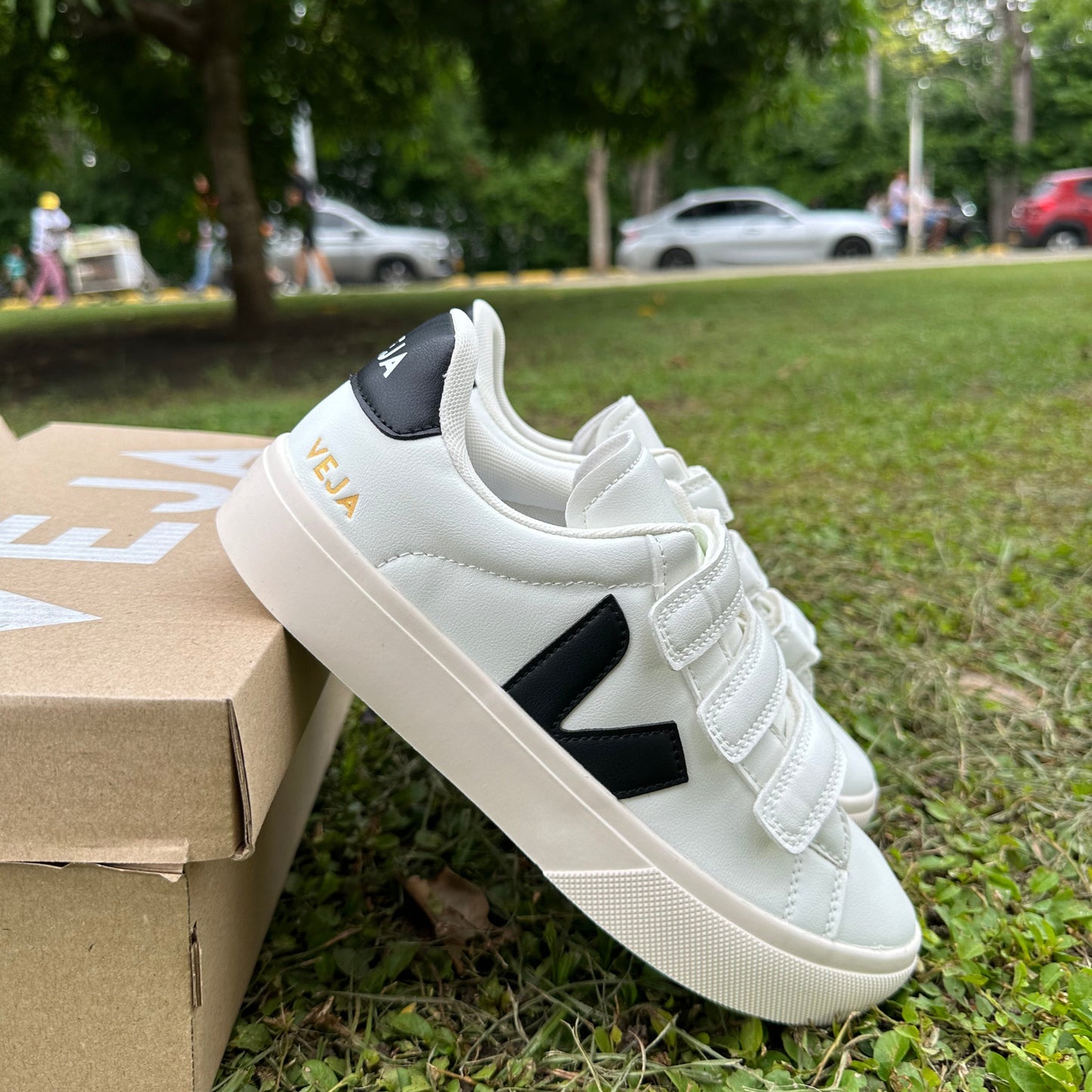 VEJA VELCRO BLANCO NEGRO