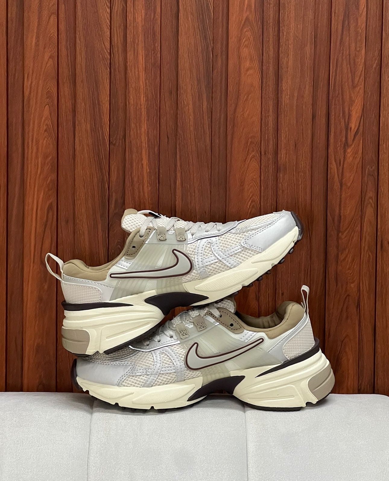 NIKE VOMERO V2K GRIS CAFE