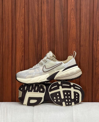 NIKE VOMERO V2K GRIS CAFE