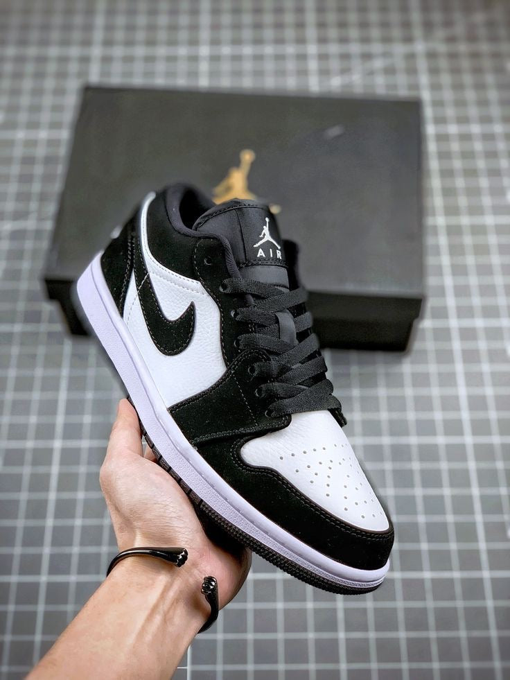 JORDAN RETRO 1 LOW BLANCO NEGRO GAMUZA