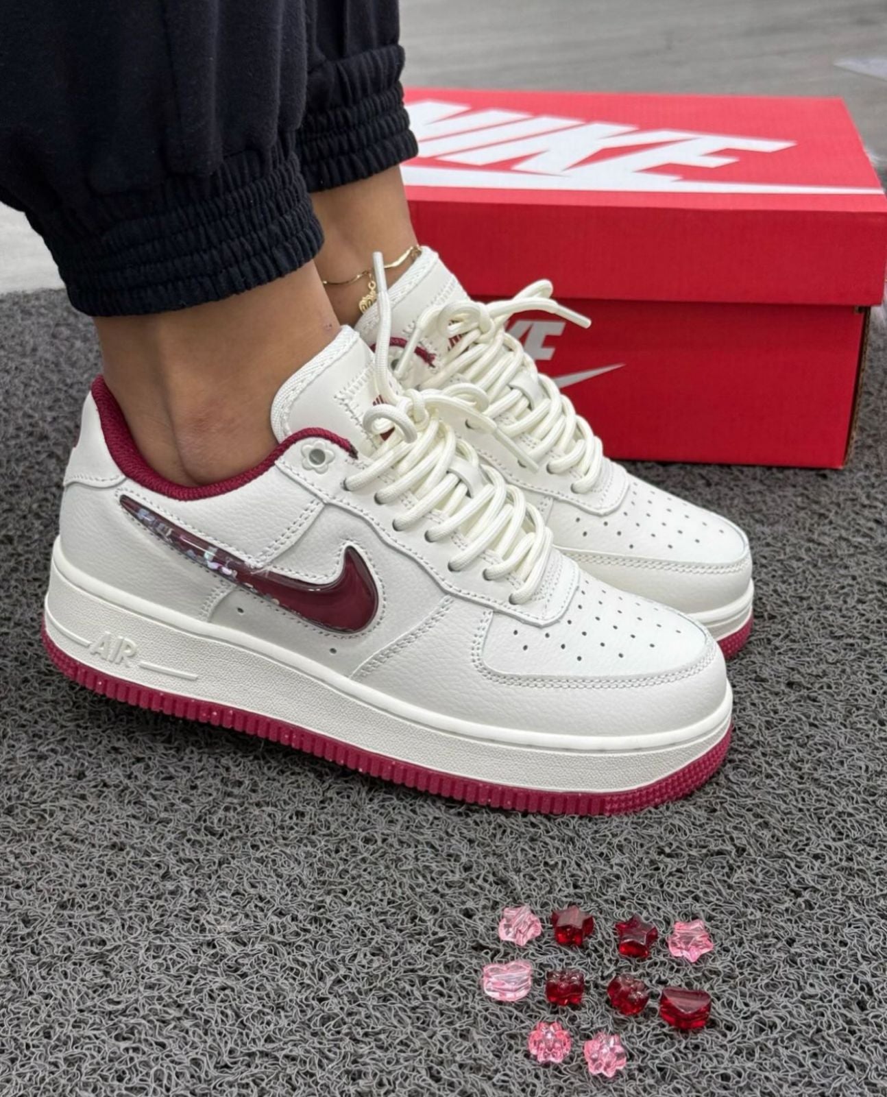 AF1 WHITHE AMD RED DAMA
