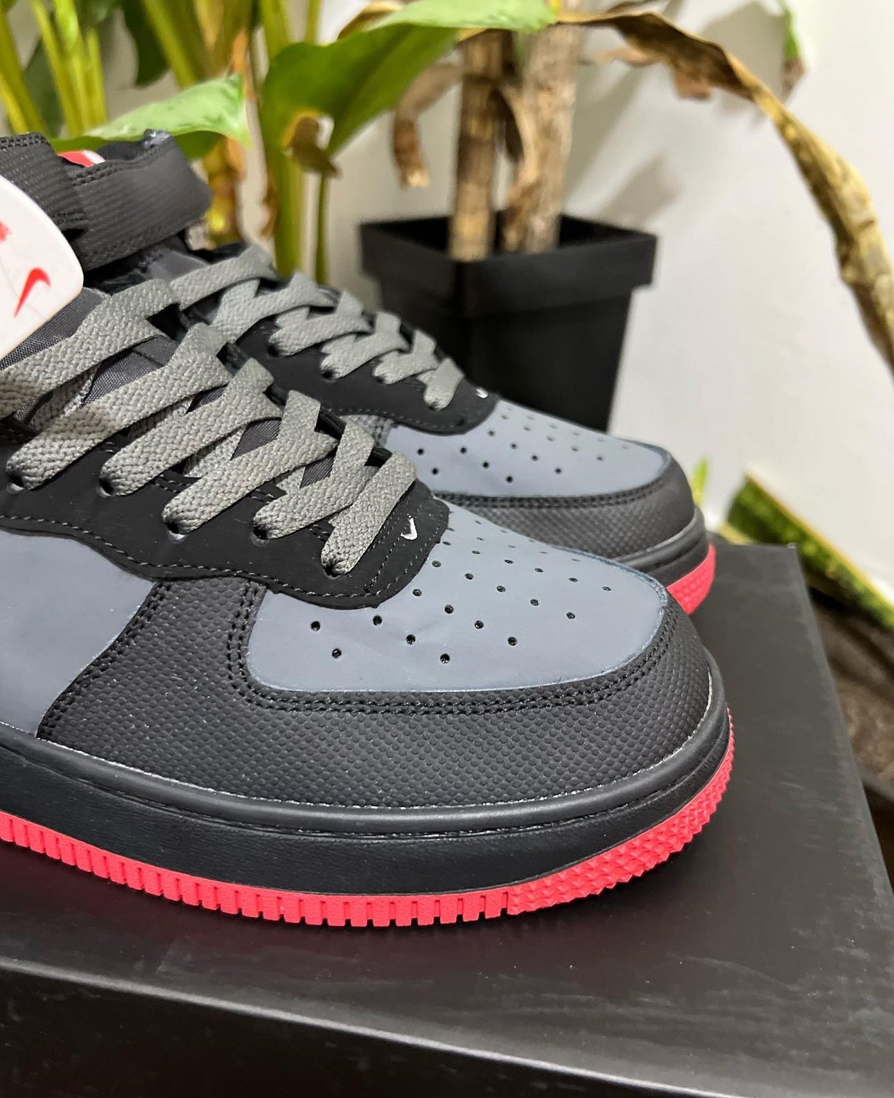 AIR FORCÉ ONE BOTAS NEGRA LINEA ROJA AF1