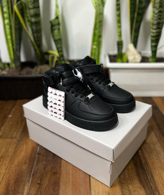 AIR FORCÉ ONE BOTA NEGRA AF1