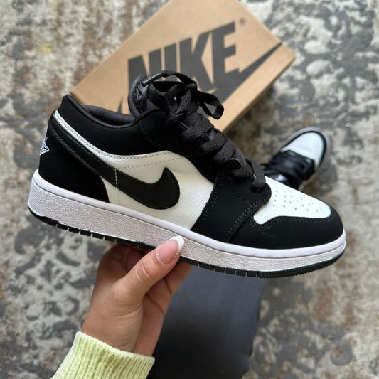 JORDAN RETRO 1 LOW BLANCO NEGRO GAMUZA