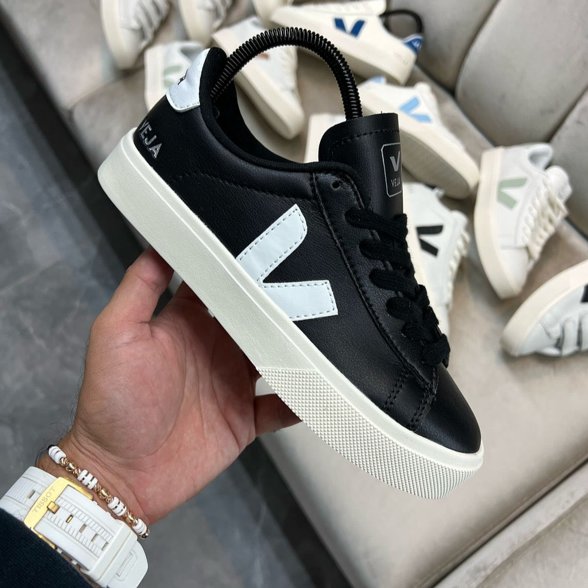 VEJA CAMPO NEGRO LOGO BLANCO